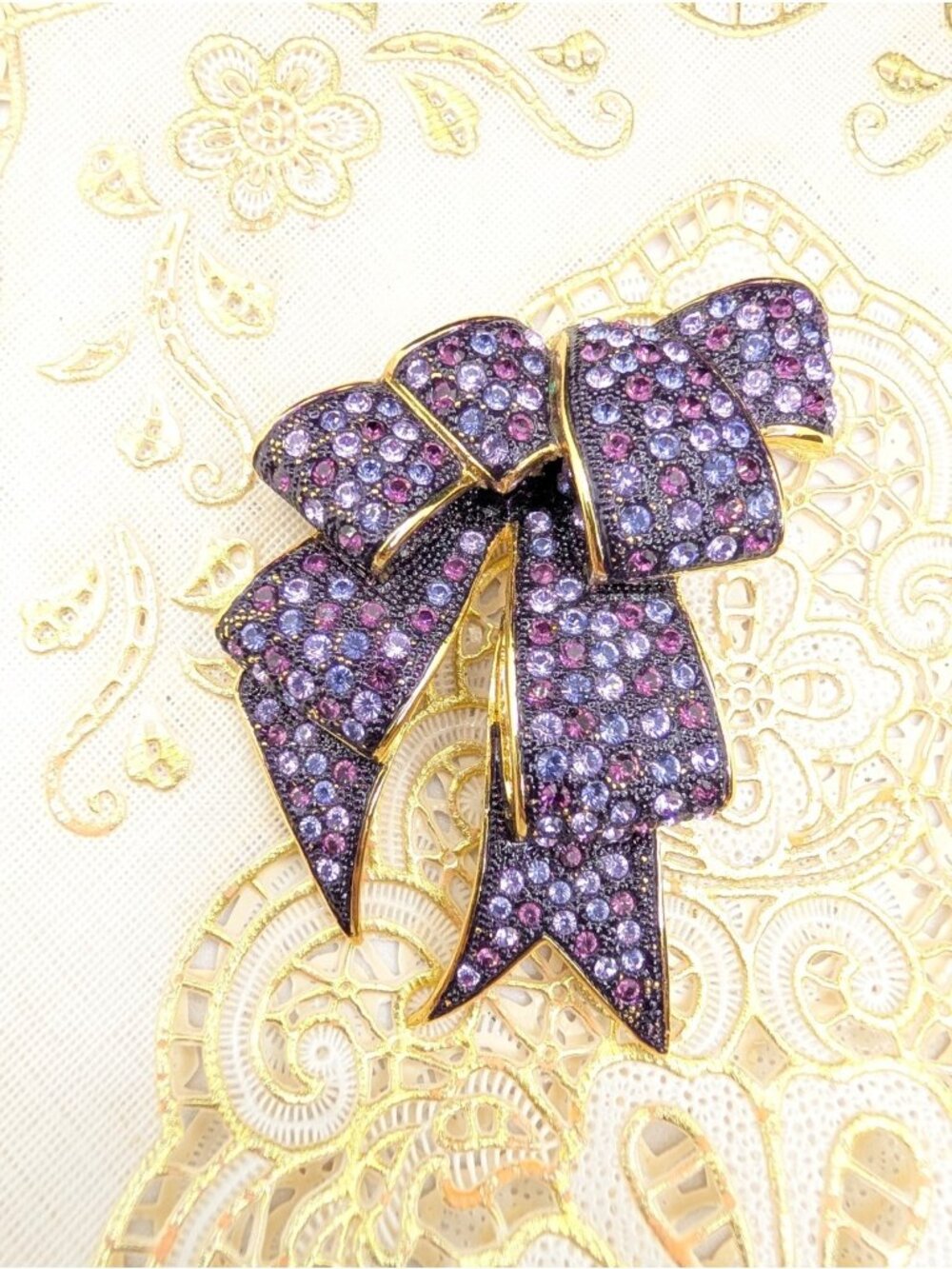 VTG Joan Rivers Brooch Pavé Purple Rhinestone Bow Ribbon Gold Tone Estate 2.75"